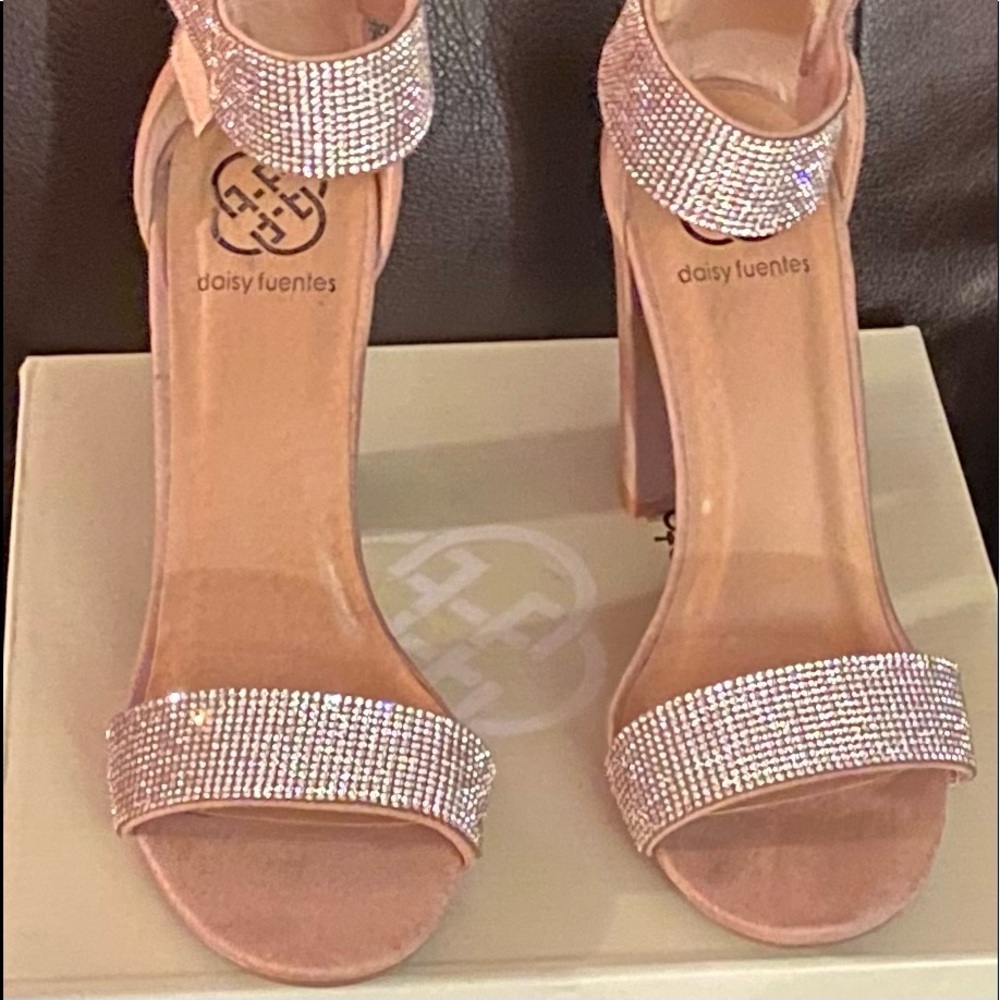 Daisy FuentesRagan Pumps High Heels Shoes Women's. —-SMOKE FREE- PET FREE HOME—-